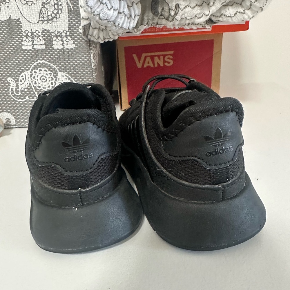 Toddler adidas - Picture 2 of 5